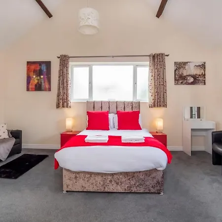 2 Ascot Mews - The Den