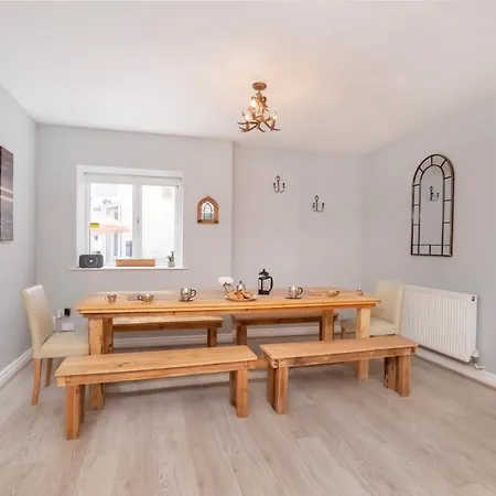 2 Ascot Mews - The Den Ferienhaus *