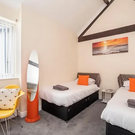 2 Ascot Mews - The Den *